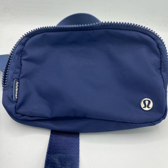 Lululemon Athletica Everywhere Belt Bag Fanny Pack Waist Bag Navy Blue EUC - Picture 1 of 4